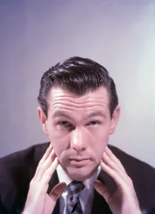 Drucke von Circa 1965, Studioaufnahme von Johnny Carson, dem amerikanischen Komiker und Fernsehmoderator. (Foto von Getty Images/Getty Images) Zeitloses Fernsehen: Eine visuelle Reise: Johnny Carson
