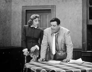 Drucke von Um die Zeit 1955 spielten amerikanische Schauspieler Audrey Meadows (1922 - 1996) und Jackie Gleason (1916 - 1987) Zeitloses Fernsehen: Eine visuelle Reise: Die Kramdens