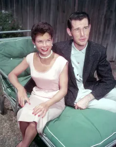 Drucke von Um die Mitte der 50er Jahre, Porträt des amerikanischen Komikers und Fernsehmoderators Johnny Carson und seiner Ehefrau Jody Wolcott Zeitloses Fernsehen: Eine visuelle Reise: Herr und Frau Carson