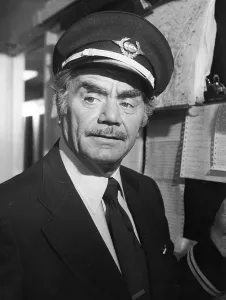 Drucke von Januar 1978: Kopfbild des amerikanischen Schauspielers Ernest Borgnine, gekleidet als Flugzeugpilot, für seine Rolle in dem Fernsehfilm The Ghost of Flight 401' Zeitloses Fernsehen: Eine visuelle Reise: Flugzeugführer Borgnine