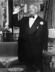 Drucke von 1980: Der amerikanische Schauspieler und Komiker Redd Foxx (1922 - 1991) als die Figur Fred G. Sanford trägt ein Smoking in einer Szene aus der Fernsehsendung Sanford' Zeitloses Fernsehen: Eine visuelle Reise: Redd Foxx