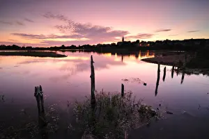 Tal des französischen Flusses Loire zum Sonnenuntergang