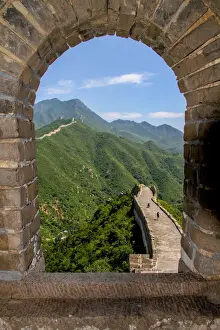 UNESCO World Heritage Site Tourism Drucke: A view of the great wall through a window