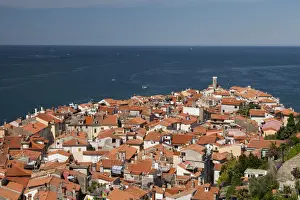 Coastal City Photography Drucke: View of the historic centre with lighthouse, Piran, Istria, Slovenia