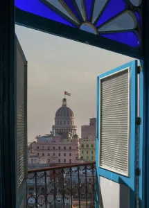 Türen Drucke: Terrassetüren über Stadtansicht, Havanna, Kuba