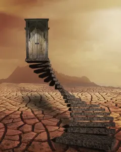 Drucke von Surreale Landschaft im Trockenland mit Bergen im Hintergrund. Eine Treppe führt zu einer Tür ohne erkennbare Verbindung Kunstwerke Des Surrealismus Drucke: Threshold