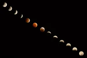 Kompositum eines gesamten Mondeselens im dunklen Himmel
