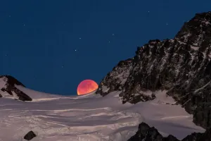 Mondfinsternis und Gipfel von Mount Shuksan
