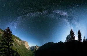 Tunnel Drucke: Die Milchstraße über El Capitán und Halbdammberg von der Tunnelansicht im Yosemite-Nationalpark in Kalifornien