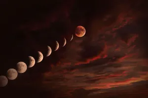 Mond im nebeligen Nachthimmel