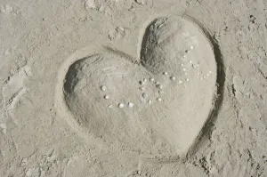 Herz aus Sand mit der Wort Liebe aus Muscheln in St. Petri-Ording, Schleswig-Holstein, Deutschland