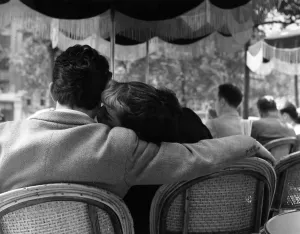 Drucke von 23.Juni 1951: Ein junges Paar teilt einen intimen Moment in einem der Pflastercafés auf dem Boulevard des Capucines, Paris Schwarz-Weiß-Drucke: Pariser Liebende