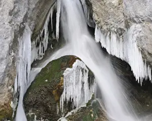 Wasser und Eis im Wasserfall von Mirafaelle in der Gemeinde Pernitz am Fuße des Baches im Tal der Piesting an den Flüssen Leitha und Krems in Niederösterreich Österreich Europa