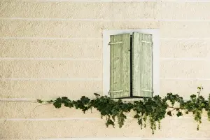 Provence Travel Images Drucke: Window almost closed shutters, facade