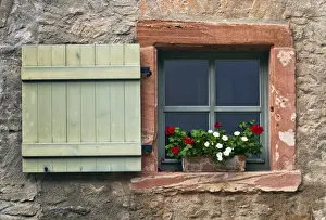 European Floral Decoration Drucke: Window with shutters and geraniums, Eberbach, Hesse, Germany, Europe