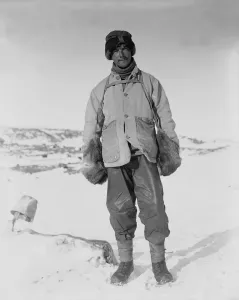 Drucke von Fotograf : Ponting, Herbert (1870 - 1935) . Ausflug : Britische Antarktisexpedition 1910 - 13 . Führer : Kapitän Robert Falcon Scott . Porträt von Cherry-Garrard in vollständiger Sledging-Kleidung P Drucke: Apsley Herbert Cherry-Garrard