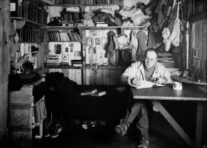 Drucke von Fotograf:Ponting, Herbert (1870-1935)Ort:Scott Polar Research Institute P Drucke: Kapitän Scott schreibt sein Tagebuch im Winterquartierhütte am 7.Oktober 1911
