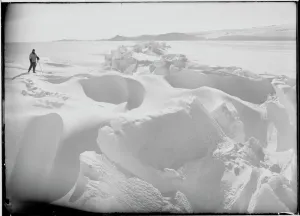 Drucke von Fotograf:Hans Ponting Ort:Cambridge Scott-Polar-Institut Universität von Cambridge Reise:Britische Antarktisexpedition (1910 - 13) Datum:11 Oktober 1911 Der Eisbruch P Drucke: Die Eisplatte bricht am 08.Oktober 1911 auseinander
