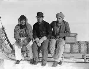 Drucke von Fotograf: Cozens, Henry Iliffe (1904-1995). Expedition: British Arctic Air Route Expedition 1930-31. Führer: Henry George (Gino) Watkins. Datum: 1930 Verwandte Bilder Drucke: Lindsay, Scott und Stephenson, auf Schlitten sitzend, Ivigtut-Reise