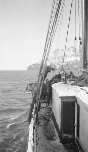 Drucke von Schwedensche-Landes-Antarktisexpedition 1921/22. Führer: Ernst Shackleton Blick über die Decke des Schiffes Quest Südgeorgien Und Südliche Sandwichinseln Drucke: Südgeorgien