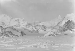 Drucke von Südpolarkreis-Schmidt-Antarctikexpedition 1921/22. Führer: Ernst Shackleton. Blick auf berggeseenene Berge aus Schnee Südgeorgien Und Südliche Sandwichinseln Drucke: Südgeorgien