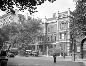 Victoria Embankment London Drucke: Institution of electrical engineers, Victoria Embankment. 7 September 1928