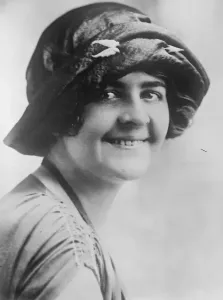 Young Woman In Hat Drucke: Miss Tree 1925