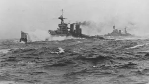 Der Tiger in einer rauhen See. Ein schönes Foto von HMS Tiger, der mit vollen Fahrt steamt.