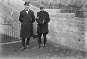 Central News Photos Drucke: Sergeant Sampson ( Uniform ) with inspector. C H Hill who controls the visiting