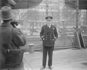 Europeana Historical Images Drucke: Thames thrill rescue. Lt Com Michell, of HMS President, lying off Thames Embankment