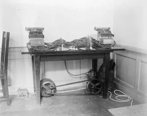 Vintage Typewriters Drucke: Twin typewriters that code and decode. Can deal with 280 codes. 15 August 1923