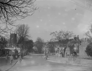 1920s Black And White Photography Drucke: A view of Tavistock in Devon