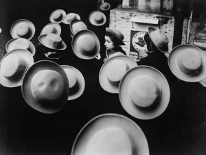 Abstract Pattern Design Drucke: Hat Pattern! This abstract pattern of flying saucer-like shapes is made up by a