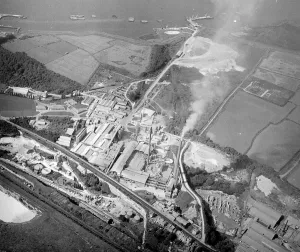 Die Straße, die in das Zentrum hinausgeht und sich neben den Schornsteinen erstreckt, heißt Liebeshausgasse. Die Betonwerke