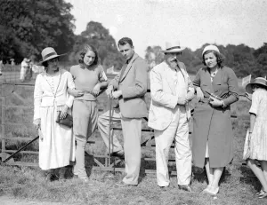 Drucke von Pony Gymkhana bei Breamore House, Salisbury. Miss Fanny Fletcher, Miss Vivien John, Lieutenant Caspar John und Herr Augustus John sowie die ehrenwerte Lady Lettice Ashley Cooper Impressionistische Gemälde Drucke: Reiten zur Pony-Gymkhanas am Breamore House in Salisbury