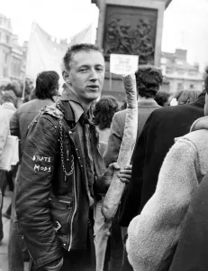Drucke von Nationale Charaktere - Rocker in Trafalgar Square, London Ich hasse Mods ! Mode, Punks / Punk Vintage noch Bibliothek Archiv britischer Klischee 1970er Jahre 70er Mode Drucke: National Characters - Rocker in Trafalgar Square, London Ich hasse Mods ! Mode.