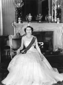 Drucke von Porträt der Majestäten Königin Elisabeth II im Buckingham-Palast, London, 1953 Vereinigtes Königreich Drucke: Porträt der Majestäten Königin Elisabeth II im Buckingham-Palast, London, 1953