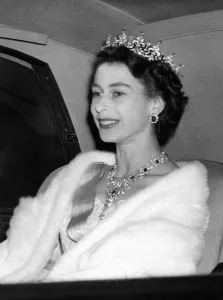 Drucke von Königin Elisabeth II. Juwelen glänzen im Haar und am Hals, bei der Ankunft beim schwedischen Botschaftsgebäude in Portland Palace London besucht sie das staatliche Bankett vom 29 Juni 1954 Verwandte Bilder Drucke: Königin Elisabeth II Schmuck glänzt in ihrem Haar und am Hals einläuft zu Schweden
