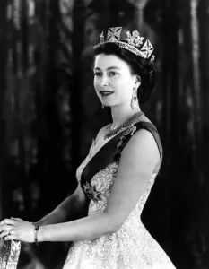 Drucke von Ein königliches Befehlsbildnis im Buckingham PalaceDie Königin Elizabeth II Vereinigtes Königreich Drucke: Ein Königlicher Befehlsbildnis im Buckingham-Palast