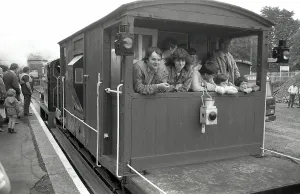 Eröffnung des Bahnhofs Bodmin General in der Stadt Bodmin im County Cornwall fand am 6. Juni 1987 statt