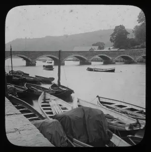 Drucke von Blick vom Kai, Ost-Looe. Eine Anzahl kleiner Boote ist im Vordergrund befestigt. Das Glaslanternschieber ist aus einer Reihe und wird mit der Nummer 56 gelistet. Fotograf: unbekannt Brücke Drucke: Brücke von Looe, Looe im Kornwall. Um die Jahrhundertwende