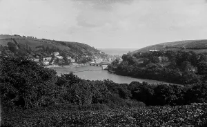 Drucke von Blick über die Bäume von Trenant-Wald zur Looe-Bridge und darüber hinaus. Der Wellenmühlen-Teich kann aus dem Brückenteil gesehen werden, Boote sind entlang der Quay abgelegt Looe Drucke: Fluss Loeu, Loeu, Kornwall. 1890er Jahre