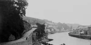 Drucke von Ein Blick hinauf den Fluss von der Hannafore Street. Ein Mann lehnt sich an die Gitter nahe dem mit Mauerwerk versehenen Turm auf der linken Seite des Bildes. Fotograf: Unbekannt Looe Drucke: Der Fluss Looe in der Grafschaft Cornwall früh im Jahrhundert 1900
