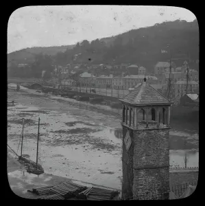 Cornish Coastline Drucke: View up river, Looe, Cornwall. Around 1900