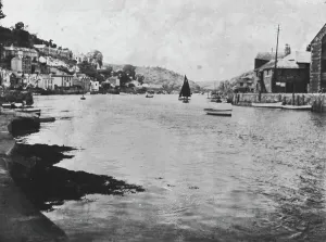 Drucke von Ein Blick entlang des Flusses zum Brückengesicht, das sowohl die Ost- als auch die Westquai von Looe zeigt. Aufgenommen vom Ufer unter der Hannafore Straße. Fotograf: S.C. Fox Looe Drucke: Blick nach oben entlang des Flusses zu Looe in Cornwall um etwa 1930