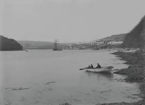 Drucke von Ein Blick auf Malpas, im Hintergrund, vom Fluss Tresillian. Einige Schoner liegen vor Anker bei Malpas und ein Ruderboot namens Busybody mit einem Mann und zwei Kindern ist im Vordergrund Malpas Drucke: Malpas, Cornwall. Wahrscheinlich Anfang 1900er Jahre.
