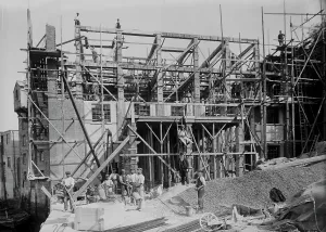 Drucke von Ein Lagerhaus wird für HTP (Hosken, Trevithick und Polkinhorn), die landwirtschaftlichen und Getreidehändler waren gebaut Verwandte Bilder Drucke: Das Bau des Lagerhauses für die HTP am Malpas-Road in Truro im Königreich Kernow um circa 1911