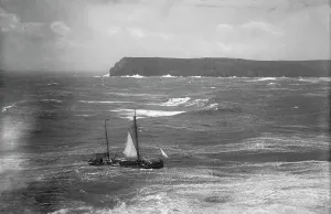 Ein Fischerboot in rauher See nähert sich der Camel-Estuary, Padstow, Cornwall. Frühe 1900er Jahre.