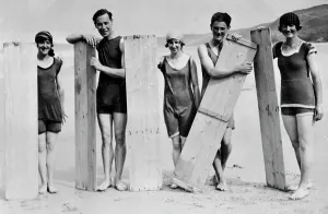 Schwimmer am Strand in Perranporth bei Perranzabuloe im Kornwall. Wahrscheinlich Juni 1922