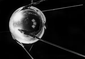 Drucke von Bild der ersten künstlichen Satelliten Sputnik I, von der Sowjetunion vom Kosmosondienkraftwerk Baikonur im Kasachstan am 4.Oktober 1957 gestartet wurde Weltraumdrucke: Rumänische Rakete 1